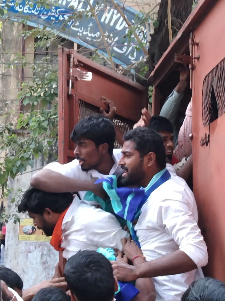 teamyssharmila_'s tweet image. ఇంటర్ స్టూడెంట్లకు న్యాయం చేయాలని డిమాండ్ చేస్తూ #YSRTP లీడర్లు ఇంటర్ బోర్డును ముట్టడించారు.విద్యార్థుల ఆత్మ‌హ‌త్య‌ల‌కు ప్ర‌భుత్వ‌మే కార‌ణమని మండిపడ్డారు.ఫెయిల్ అయిన వారిని వెంట‌నే పాస్ చేయాలని, బాధిత కుటుంబాల‌కు ప‌రిహారం చెల్లించాలన్నారు. 
#JusticeForInterStudents
#YSSharmila