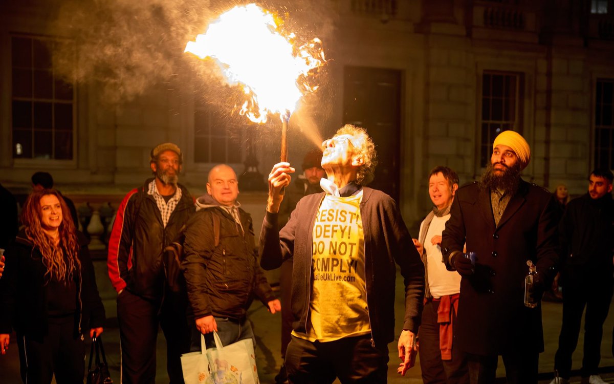 RichardC151075's tweet photo. #PiersCorbyn #Fireblowing at #DowningSt at The PartyOfParties ToEnd allThePoliticalParties SAT18Dec ~6pm after the GreatMarch.
It wasn't THIS which led to his "encouraging arson" Orwellian night arrest by a VanLoadofTSG 7hrs later but a joke he made 3DAYS before also atDowningSt https://t.co/cidsUBVWWx