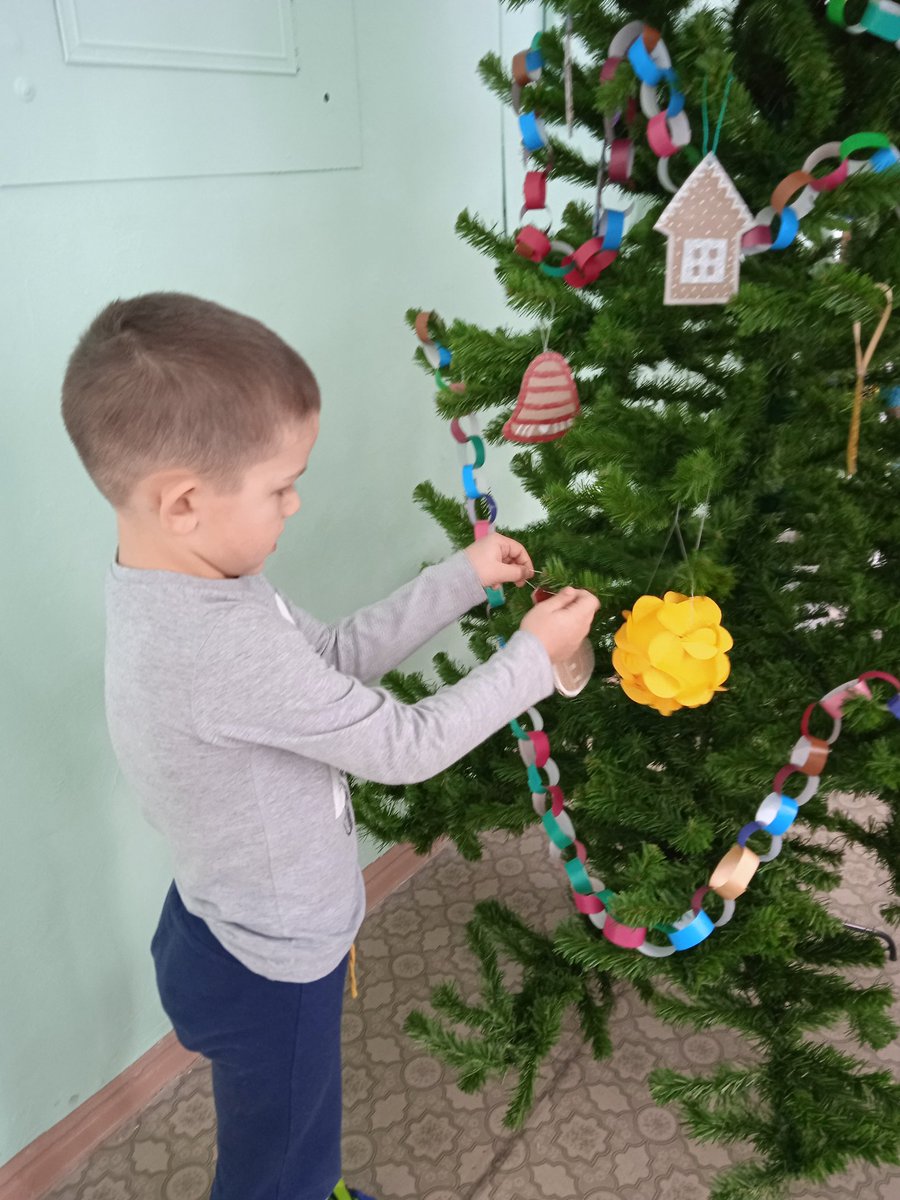 #Знайки вместе с родителями и воспитателями сделали из коробочного картона игрушки и украсили группу, превратив  их в замечательную гирлянду и необычные игрушки украсили ёлочку. 
#Детскийсад16
#Буратино