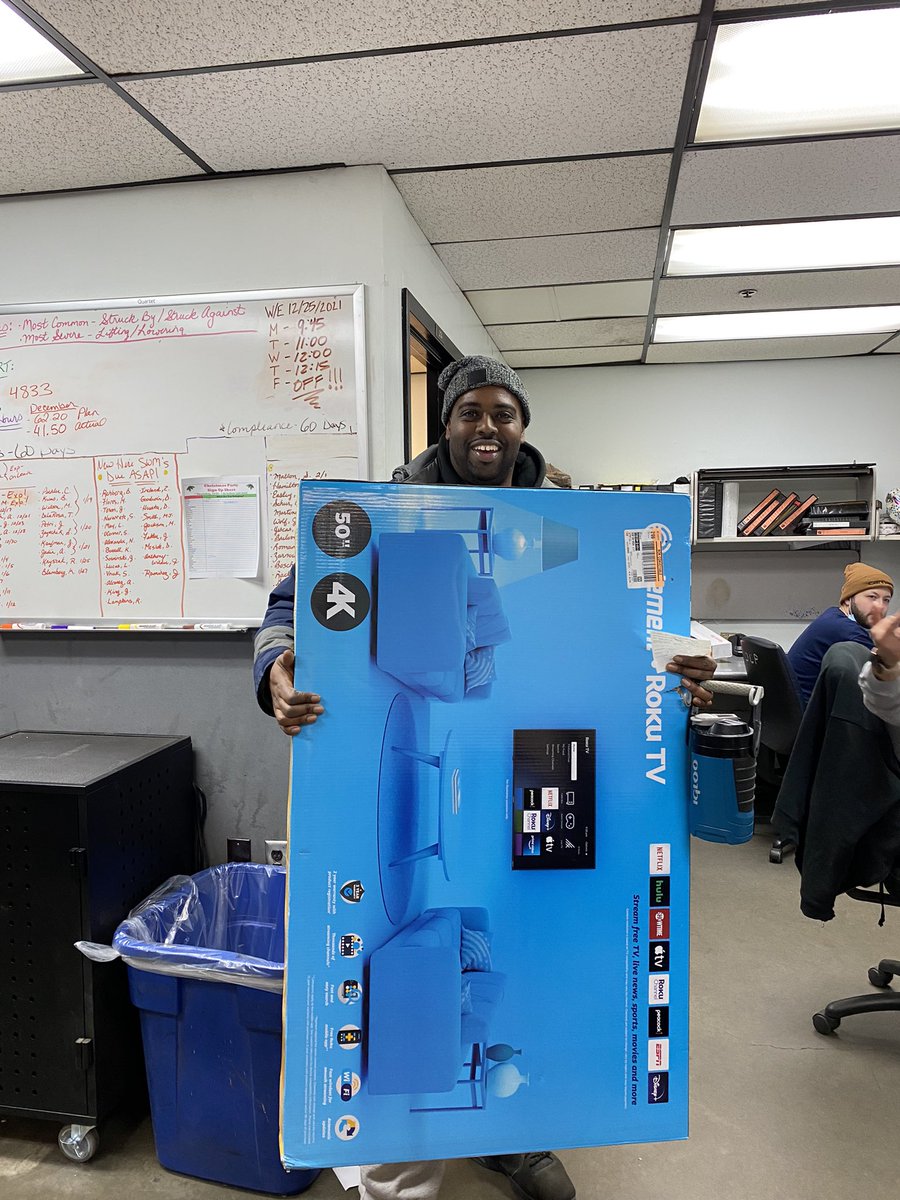 Final Sunday Sort of Peak <a href="/UPS/">UPS</a> and our man “T-Hall”Tony Hall Jr. won the 📺 Raffle. Congrats on the win, enjoy the big screen in the game room. Thanks for coming in, we appreciate you! #UPSPeak <a href="/Larry_smith23/">Larry Smith</a> <a href="/cordle_tony/">Tony Cordle</a> @apoole98