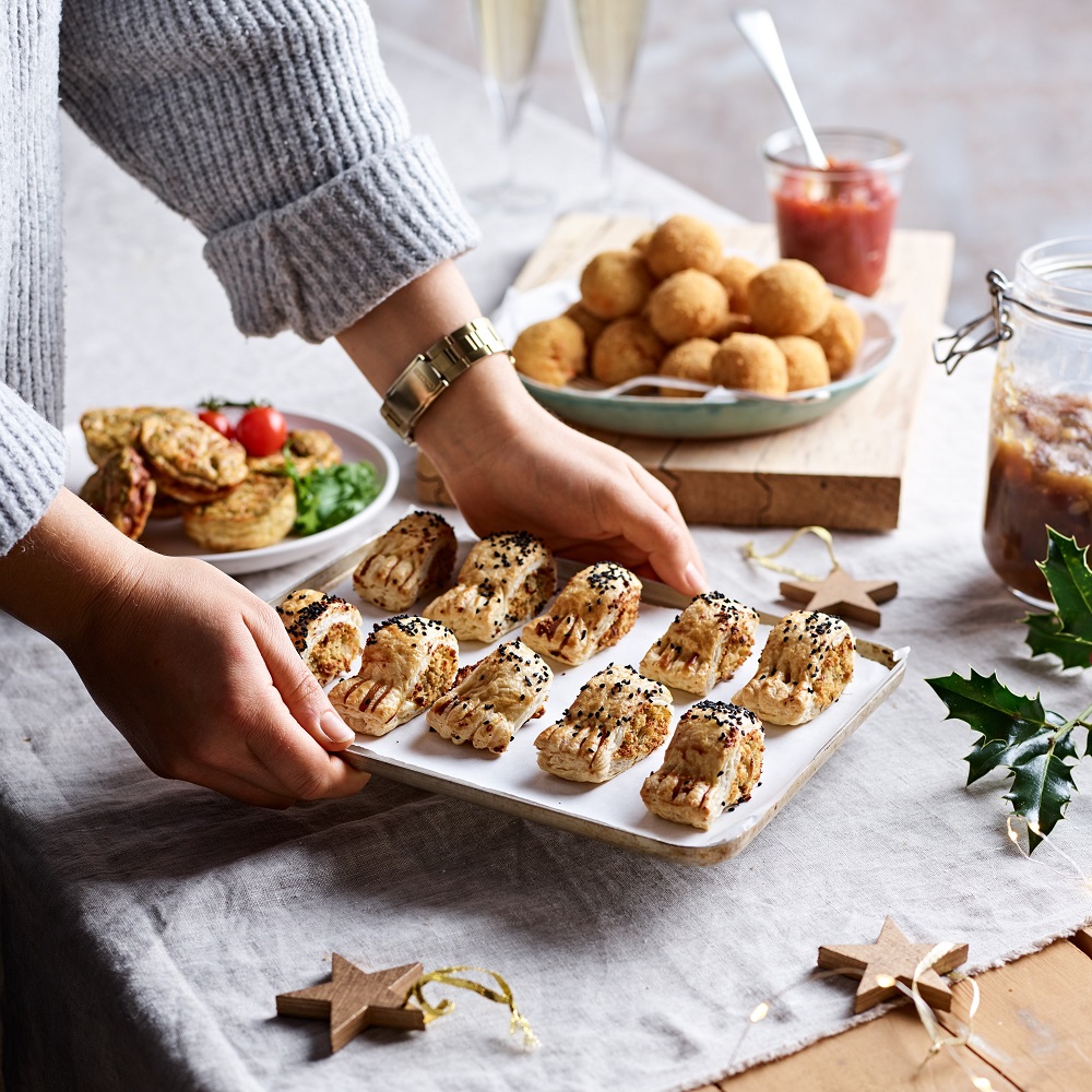 Cheddar, Onion & Cider rolls... a #festive taste of Somerset. Recipe: wykefarms.com/recipe/cheddar… #recipe #worthyfarmchedar #cheese #Christmas @coopuk @glastonbury