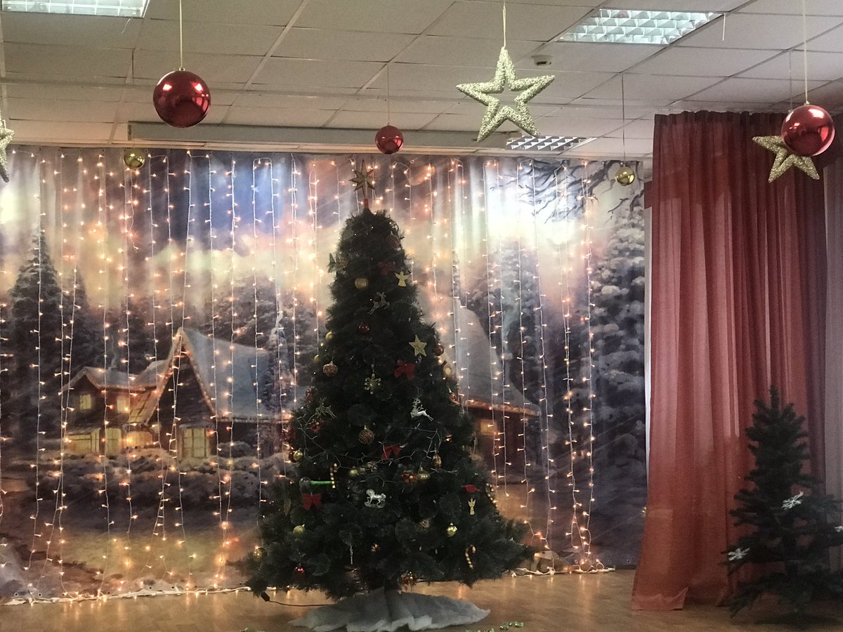 Наш зал ждёт ребят на новогодний утренник