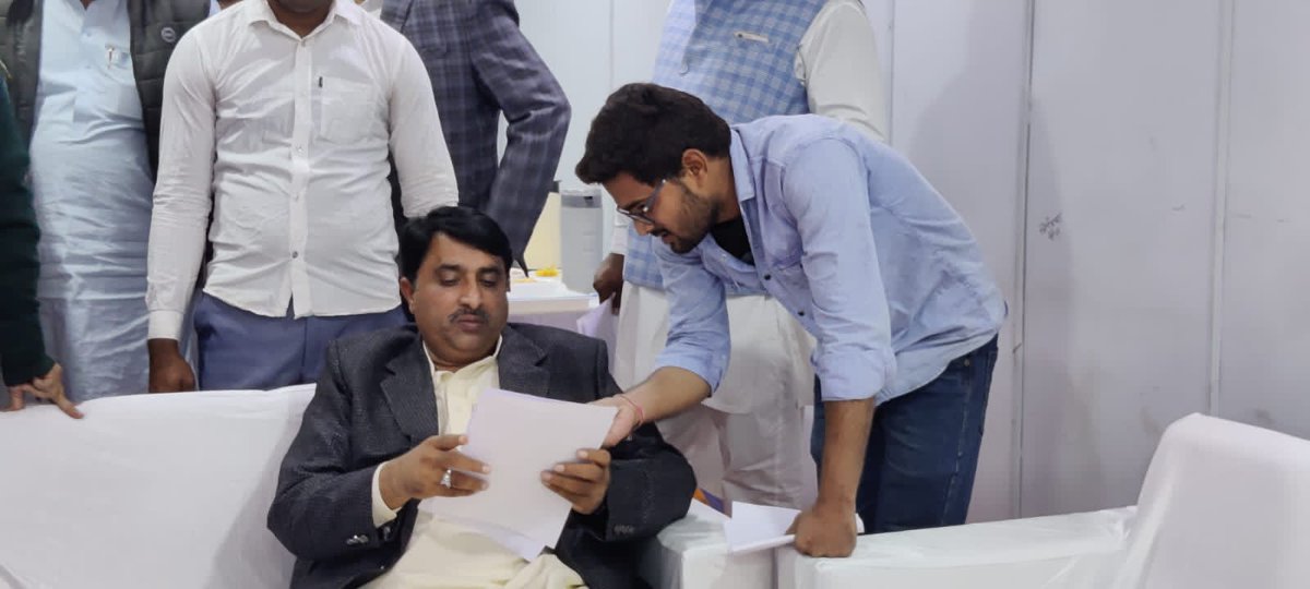Radhemahwa's tweet photo. आज कैबिनेट मंत्री हेमाराम चौधरी जी एवं दूसरे कैबिनेट मंत्री साले मोहम्मद जी दोनों को मीटिंग में स्टेनोग्राफर भर्ती 2018 में पत्र बढ़वाने के लिए मामला अवगत करवाया।
साथ ही विधायक रूपाराम जी को भी मामला समझाया। @artizzzz @TonkZiya
@vijaysharmahnd @vinodmittal9 https://t.co/fbxEgB0ghR