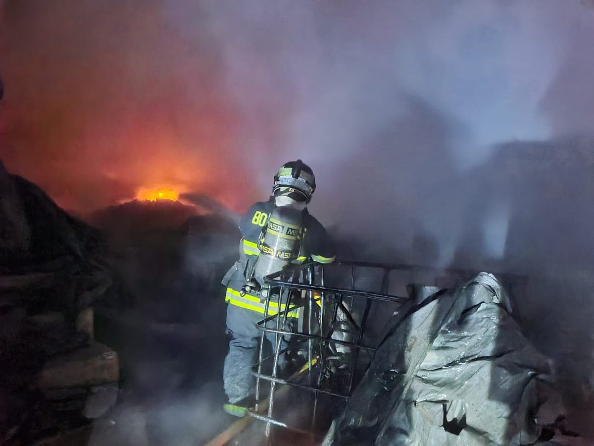 BomberosQuito's tweet photo. 🔸 Ahora| Incendio estructural en una fábrica en el sector de las Alcantarillas, San Antonio de Pichincha, en el norte de #Quito. 

👨🏻‍🚒 Alrededor de 40 efectivos  realizan labores para mitigar las llamas. 

#NoticiaEnDesarrollo https://t.co/sHy4cHjksL