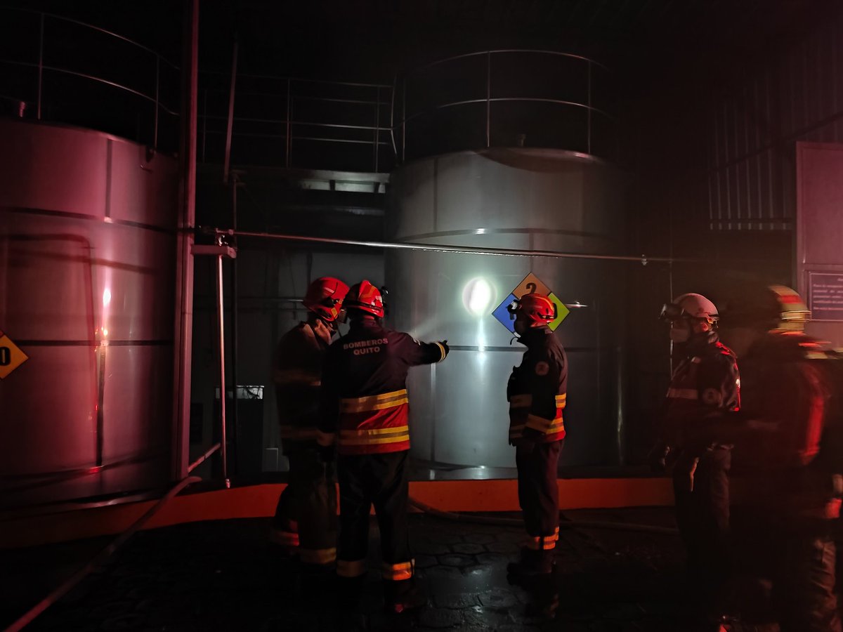 BomberosQuito's tweet photo. 🔸 Ahora| Incendio estructural en una fábrica en el sector de las Alcantarillas, San Antonio de Pichincha, en el norte de #Quito. 

👨🏻‍🚒 Alrededor de 40 efectivos  realizan labores para mitigar las llamas. 

#NoticiaEnDesarrollo https://t.co/sHy4cHjksL