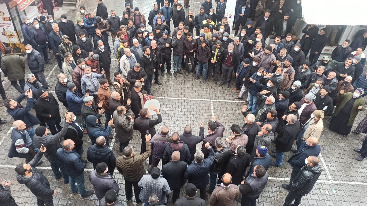 pusholder's tweet photo. Malatya'da esnaf dolar düşünce halay çekti. https://t.co/hCivaRiJBn