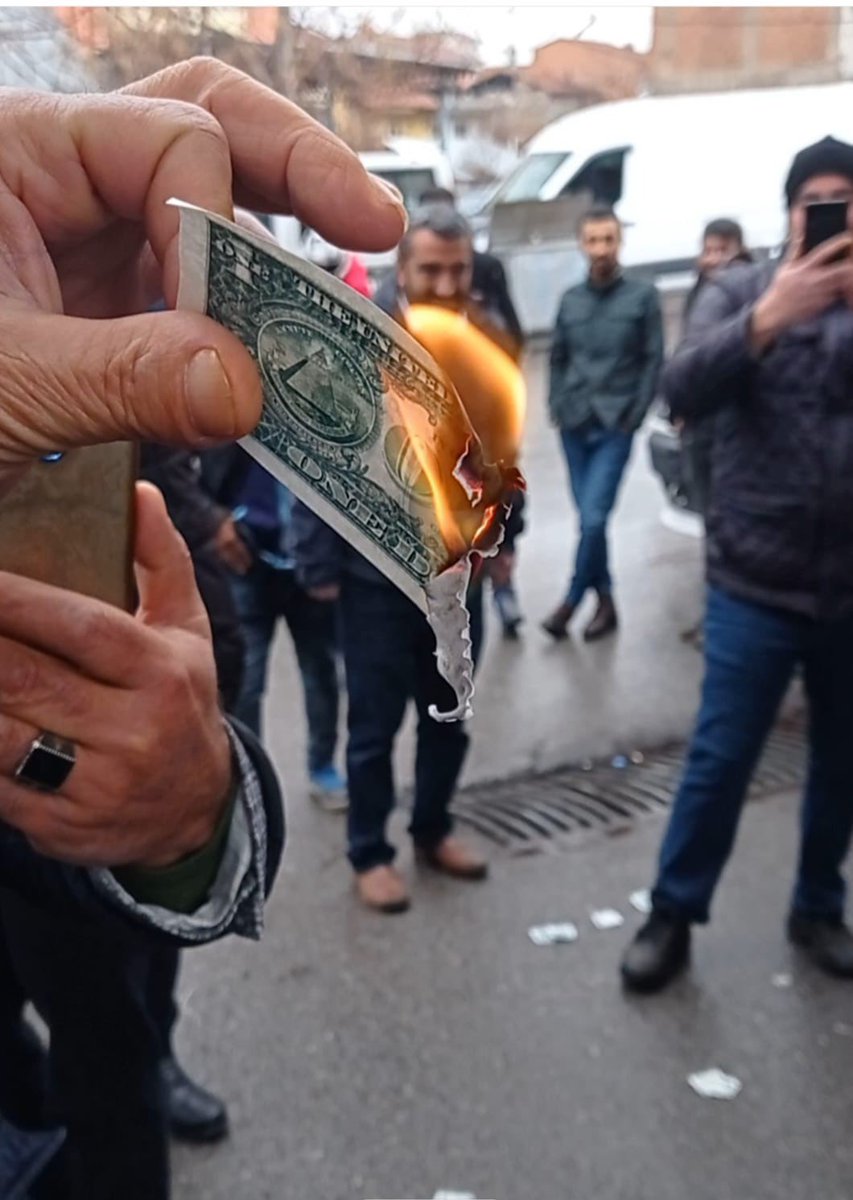 pusholder's tweet photo. Malatya'da esnaf dolar düşünce halay çekti. https://t.co/hCivaRiJBn