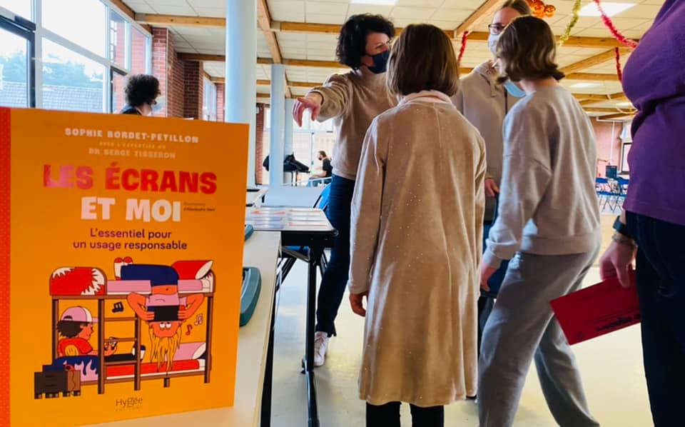 Pie_Ferrari's tweet image. 👨‍👩‍👧‍👦🕹Retour sur la journée « Vidéo Games en Famille » #Arras qui a permis de profiter de nombreux stands ludiques #RéalitéVirtuelle #DroneSoccer #Esport #Robotique #Retrogaming
✅L'accent a aussi été mis sur la #prévention pr informer les usagers des risques liés au #numérique