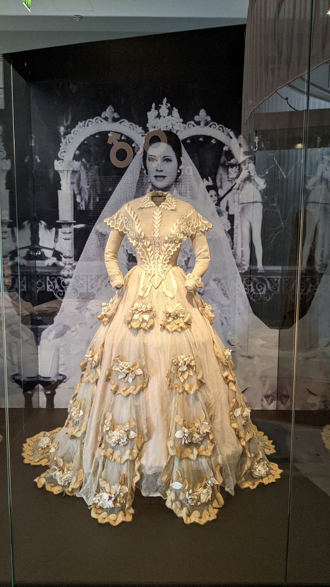 cinemathequefr's tweet photo. Qui a porté ce costume et dans quel film ?

Des pièces iconiques à retrouver dans l'expo #CineMode par Jean Paul Gaultier jusqu'au 16/01
👉 https://t.co/EhZnlXgnuW https://t.co/UKRdVvC5Uh