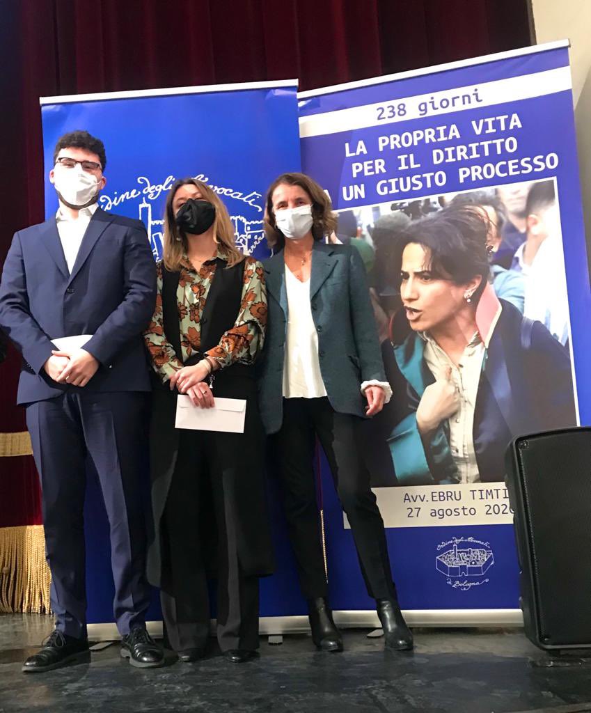 Bologna Barosu tarafından bu yıl ilk kez verilen "Ebru Timtik Ödülü”, "İnsan haklarının korunmasında avukatların rolü" başlıklı makalenin yazarları olan Av. Federico Bresciani ve Av. Francesca Pepa'ya takdim edildi.