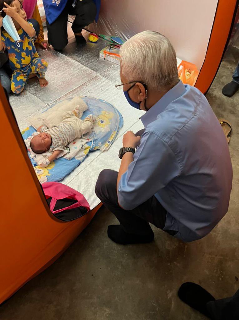 IsmailSabri60's tweet photo. Insya-Allah, saya akan pastikan yang mereka semua akan mendapat penjagaan dan bantuan pasca banjir yang sebaiknya, khususnya golongan uzur dan anak-anak kecil yang hilang tempat berteduh. https://t.co/ko96dj4HWb