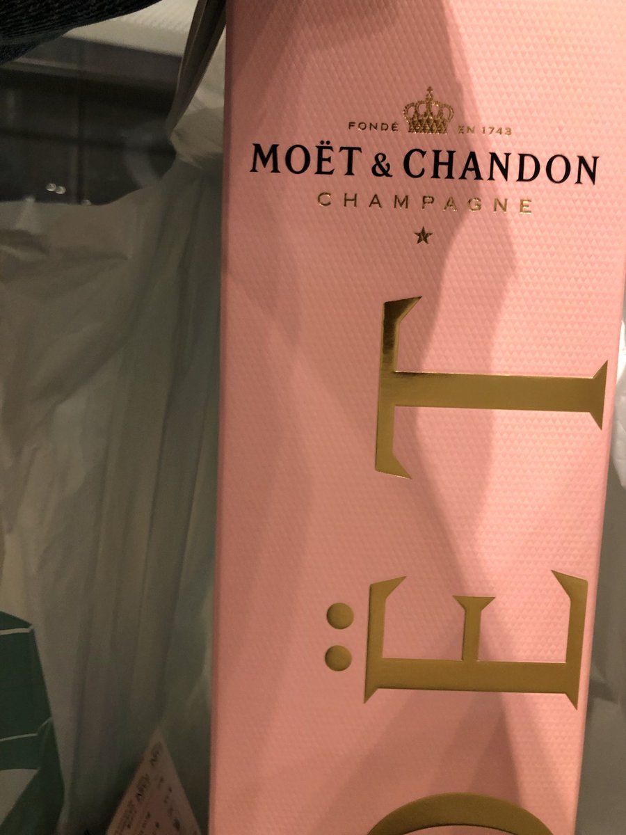 radiKAWA_hakko's tweet image. 恒例の奥様向けクリプーゲット🎅
年一でぼくも少し飲みます😅
#moetandchandon 
#カワゴエロック