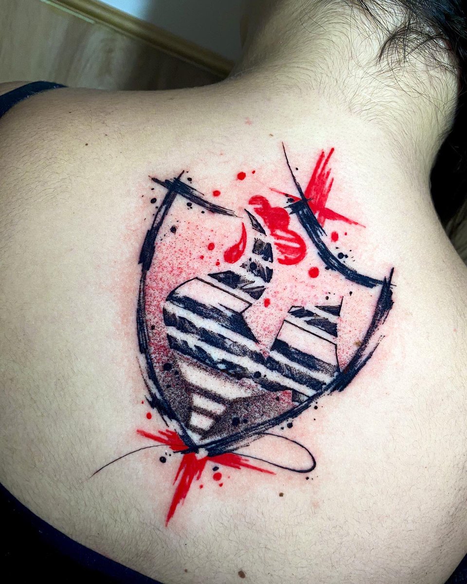 ThiagoScap's tweet photo. Tattoo da @rlaari feita hoje, ela havia agendado essa tattoo em Junho ja prevendo o ano sinistro do Galo. Obrigado pela confiança. 
.
#galonapele #aquiegalo #tattoodogalo #galodoido #sketch #blackredwork #atletico https://t.co/vU9Qx5Sl6h