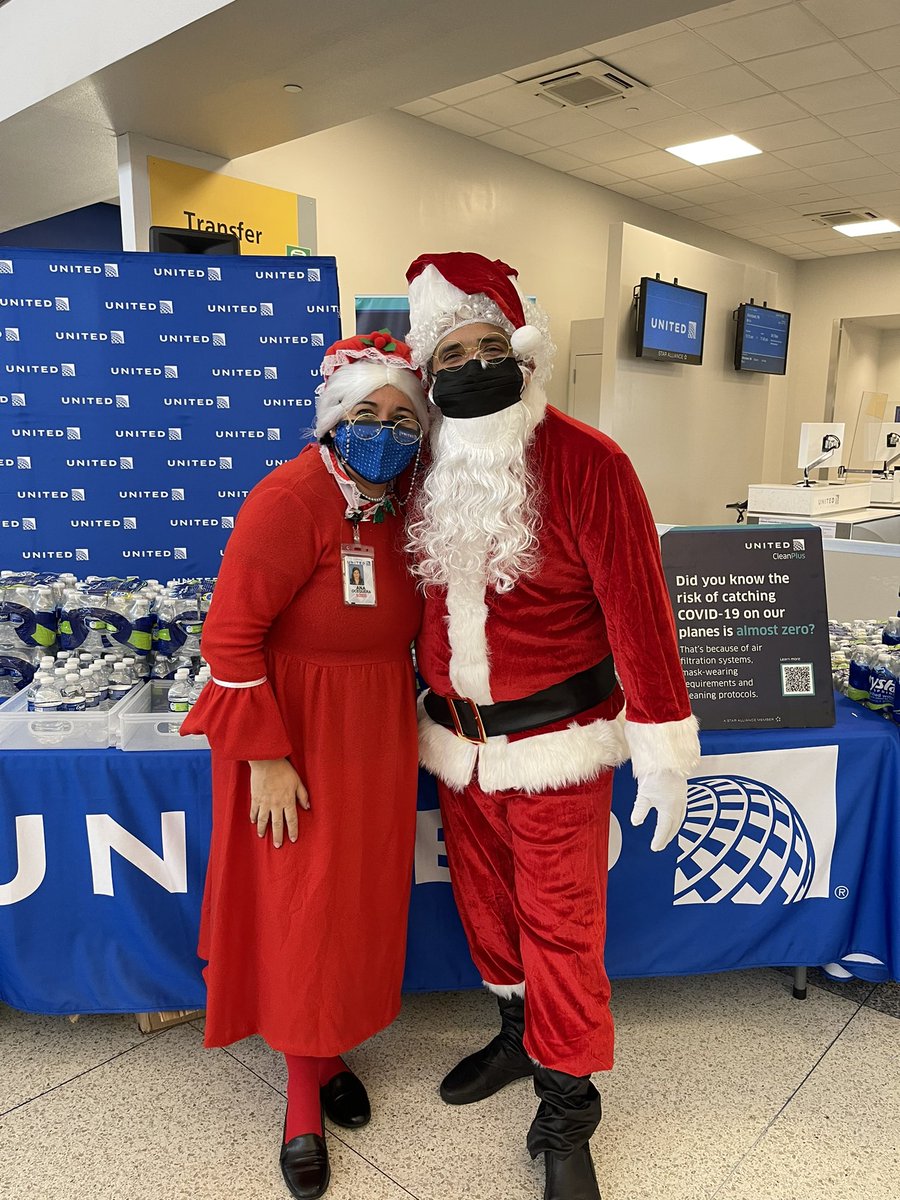 EWR @weareunited Christmas 🎄Spirit ✈️ Celebration🎅 wishing our customers the best holiday 💙 ever while they travel to see family and loved ones. Thank you @rodney20148 @JMRoitman @MikeHannaUAL @Jordan_Bykowsky @laxdad99 @UA_Ramp_Proud @HendyGeorge @EWRairport