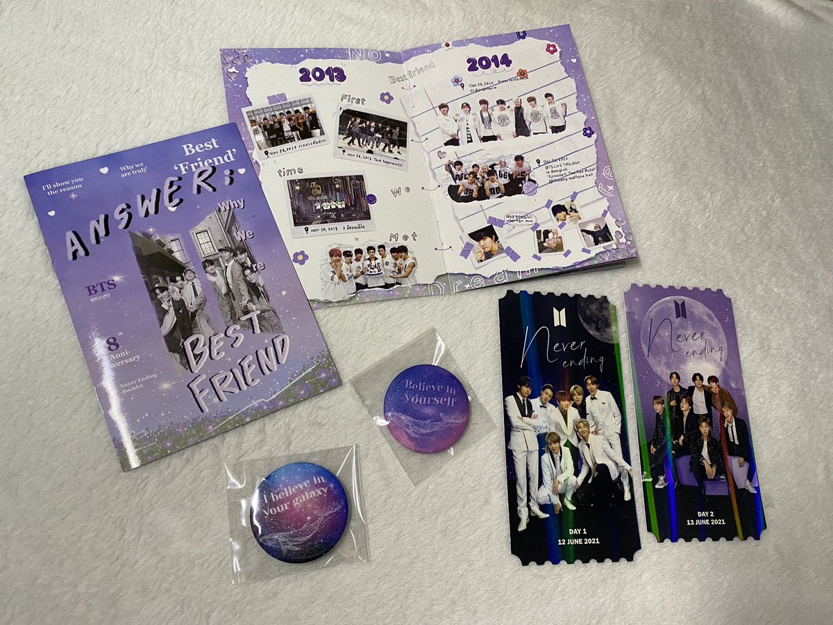 AppleHitz's tweet image. ตกใจมากค่ะ ตอนที่ได้รับกอว.จากงานนี้ คือจำไม่ได้เลยว่าลทบไว้ 😭 แล้วก็ค้นพบว่าบัตรโฮโลแกรมสวยมากกกกก Booklet คือดีเลิศประเสริฐสุด ขอปรบมือให้ผู้จัดทำรัวๆ เข็มกลัดก็น่ารัก ชอบมากๆเลยค่ะ ขอบคุณนะคะ โบราแฮ 🥰💜 #NeverEndingexhibition_inBKK