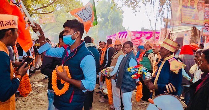 santoshjeebjp's tweet photo. निकल पड़ा हैं भारत मेरा...
अब तुम जयजयकार करों। 🚩

आप सभी के स्नेह एवं समर्थन से अभिभूत हूँ,
जनविश्वास यात्रा सफलतापूर्वक अपने पथ पर अग्रसर हैं।।
भारत माता की जय🇮🇳🙏

@AbhimanyuSBJP 
@myogiadityanath 
@Laxmanacharya54 
#जनविश्वास_यात्रा https://t.co/sJX5ld9aiA