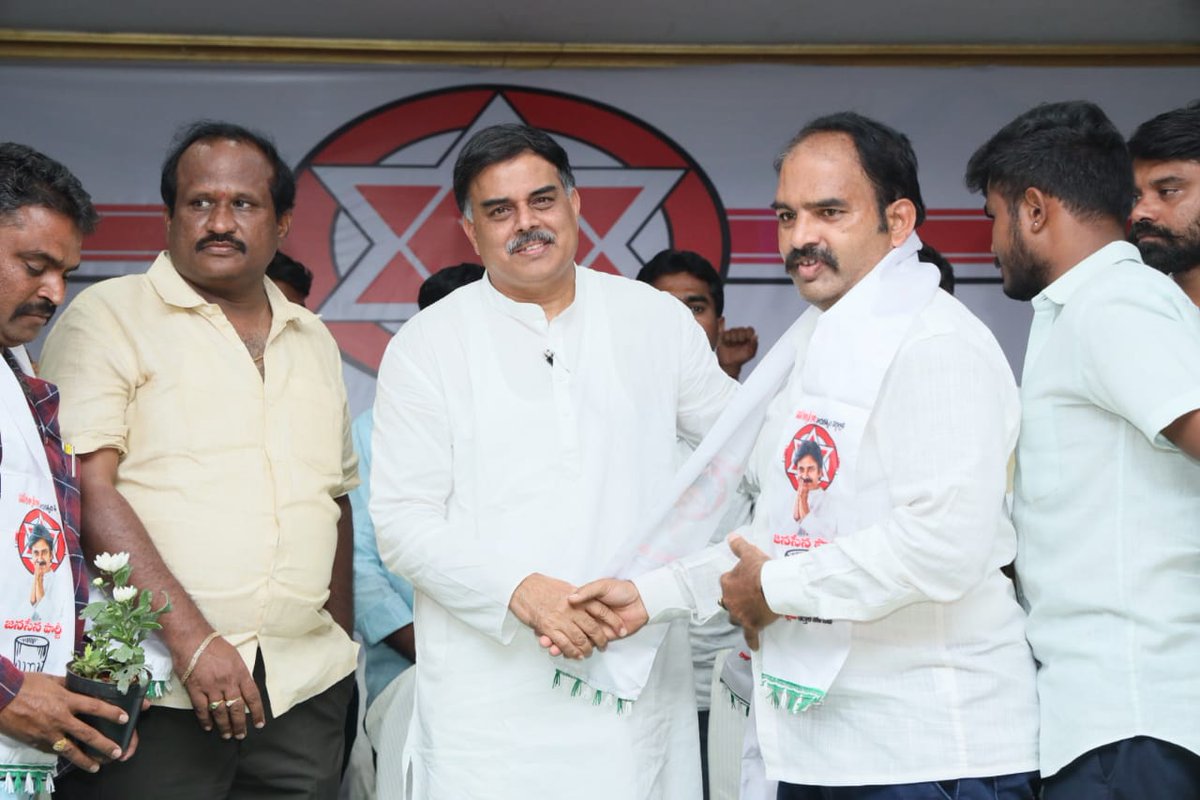 JanaSenaParty's tweet photo. కర్నూలులో వివిధ పార్టీల నాయకులు జనసేన పార్టీలో చేరారు https://t.co/LrlqWxbCic