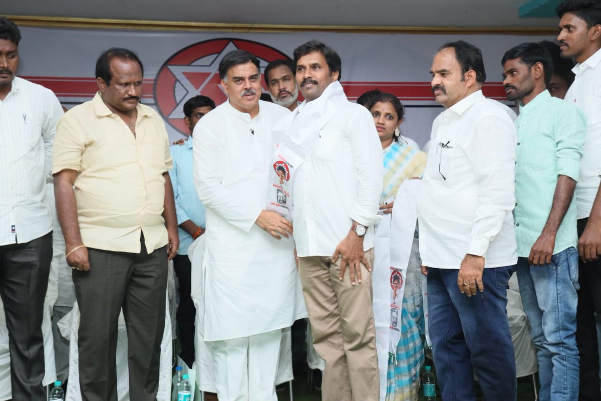 JanaSenaParty's tweet photo. కర్నూలులో వివిధ పార్టీల నాయకులు జనసేన పార్టీలో చేరారు https://t.co/wCQlX8mZka