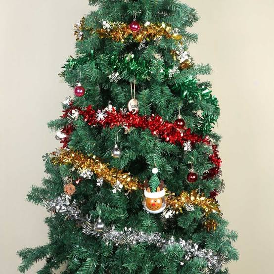 мишура на елке. красивая елка с мишурой. елка украшенная мишурой. как правильно вешать мишуру на елку. мишура на елке.