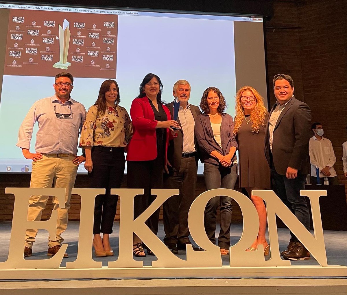 _paginav's tweet photo. Estamos felices por haber obtenido la estatuilla azul de @PremiosEikon en la categoría “Sustentabilidad en Salud”, junto al @microb_r y #MSdChile, gracias a la co-creación de la campaña #PrevenirEstáEnTusManos
#PremiosEikon #Chile #Eikon2021 #PáginaV https://t.co/I20TphFDiW