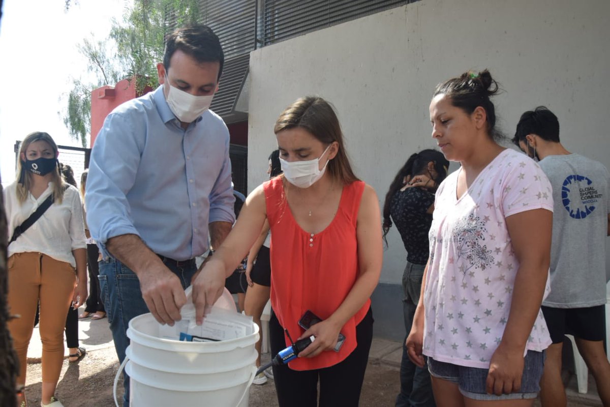 Capacitación y entrega de filtros potabilizadores de agua a vecinos del oeste godoicruceño 👏 #SolidaridadHídrica junto a <a href="/ShapersMendoza/">Global Shapers Mdz</a> 💧 Trabajo conjunto y mejor calidad de vida para todos