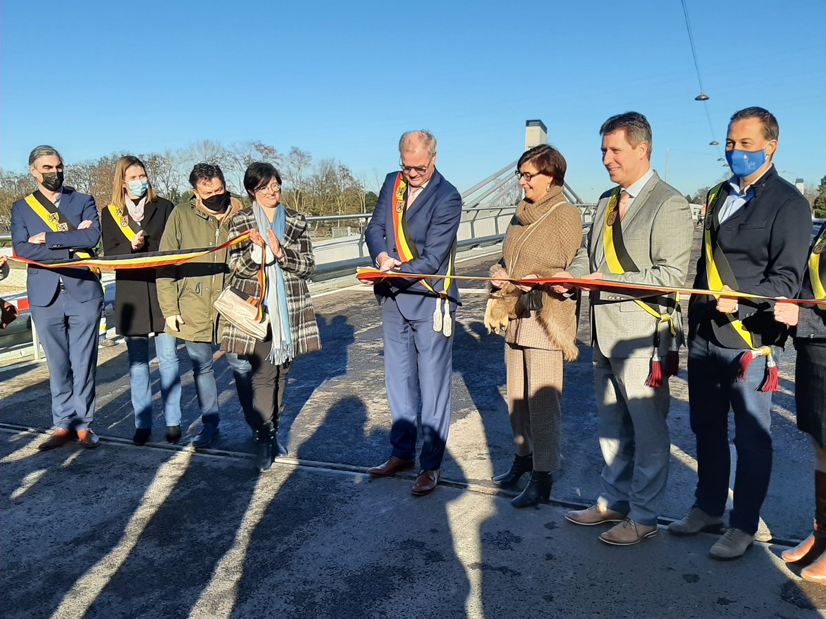 De nieuwe Bergwijkbrug <a href="/merelbeke/">Gemeente Merelbeke</a> is open voor verkeer! Met doorvaarthoogte van 13 mTAW is hier een belangrijke stap gezet voor duurzaam goederentransport via de Ringvaart. <a href="/oost_vlaanderen/">Provincie Oost-Vlaanderen</a> <a href="/wegenenverkeer/">Agentschap Wegen en Verkeer</a> <a href="/HKiere/">Herbosch-Kiere</a> <a href="/WillemenGroep/">Willemen Groep</a> #CEFTransport #EFRO