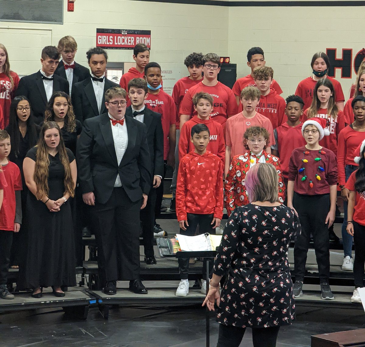 amy_panfalone's tweet photo. Wonderful performances by Ridge and West Choirs! @LakotaRidgeJR #wearelakota @LRjschoirteach https://t.co/Exg5f4DdFD