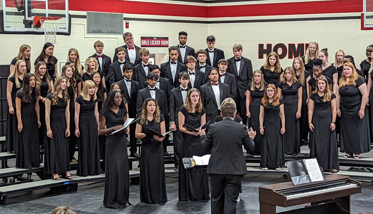 amy_panfalone's tweet photo. Wonderful performances by Ridge and West Choirs! @LakotaRidgeJR #wearelakota @LRjschoirteach https://t.co/Exg5f4DdFD
