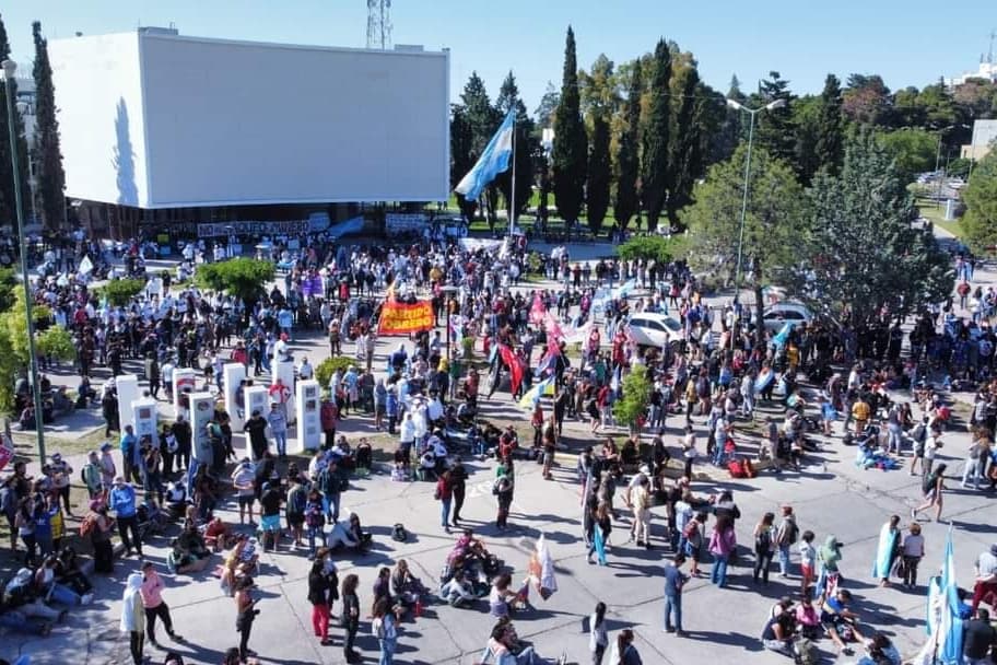 laraiz_ecu's tweet photo. Después de derrumbar la Ley de Zonificación Minera que pretendía habilitar la megaminería en Chubut, Argentina, el pueblo continúa firme frente a la casa del gobernador diciendo NO al plebiscito! No aceptarán una consulta porque ya lo decidieron #NoEsNo https://t.co/c1Q52Z0IgT