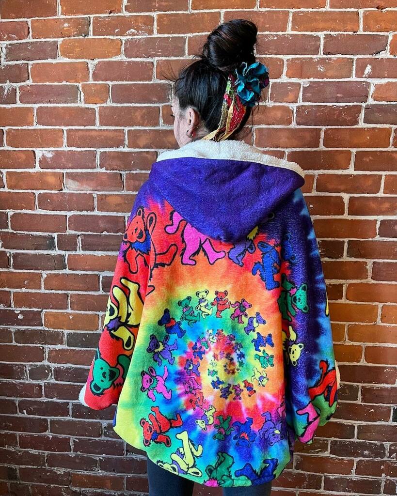 MntnGrlClothing's tweet photo. 1 more left in the spiral bears! 🌀 🐻 🌈
•
•
#gratefuldead #dancingbears #deadhead #grstefuldeadclothing #gratefuldeadfamily #gratefuldeadfashion #dancingbear #jerrybears https://t.co/eQkvtPR0zx https://t.co/oCcgeY6mJY