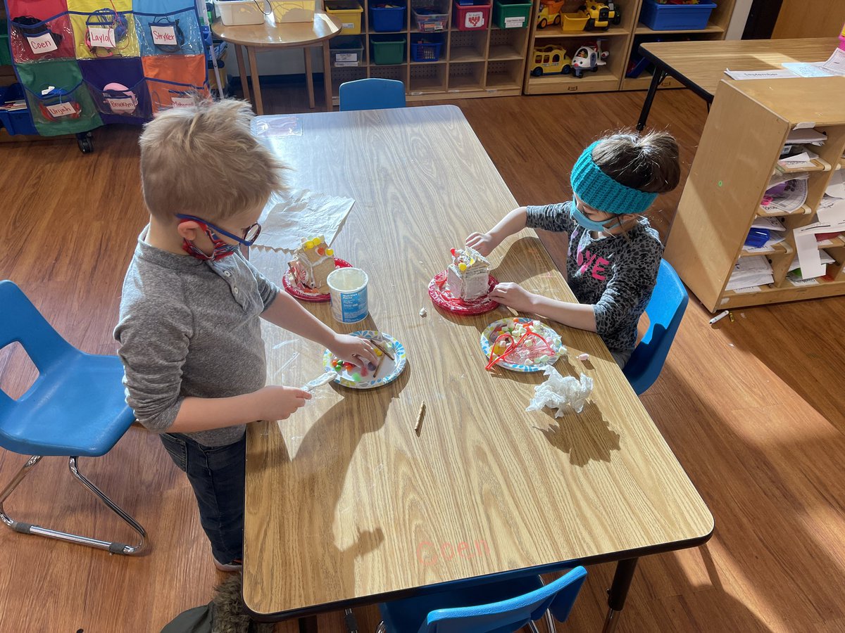 KellyStroeing's tweet photo. Creativity, student choice, and excitement as kindergartners in Ms. M’s class build amazing gingerbread houses @RPS535 #GIP2021 https://t.co/e6lqjvNdVy
