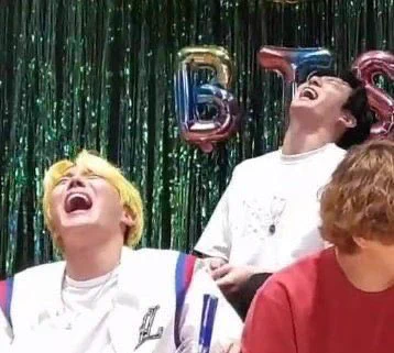 BTSに関連する画像郡‪w靴が笑ってきるようにしかみえない笑‪w‪w