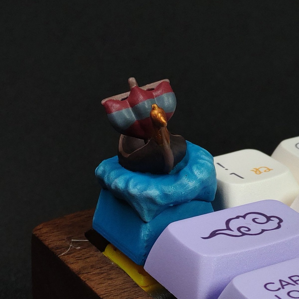 KeymarsArt's tweet photo. La Tecla Drakkar es una de nuestras favoritas. @circennart la diseñó tras jugar sin parar a @Valheimgame 🤭
#artisankeycaps #mechanicalkeyboard #3dkeycaps #keymarsart #3dprinting #valheim https://t.co/KSb8CG9LYB