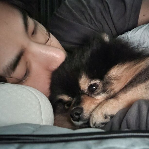 JENNY_V7's tweet photo. sapere che yeontan quest’anno ha subito ben due interventi chirurgici e che sono falliti entrambi mi ha distrutto 
con taehyung che dice“Spero che possiamo creare ricordi divertenti insieme per il resto delle nostre vite,voglio vederti crescere” vi giuro mi piange il cuore https://t.co/PhP8CvUvm6