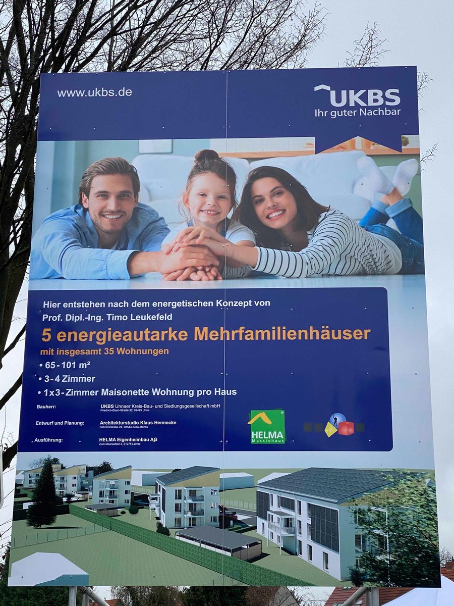 TimoLeukefeld's tweet photo. Spatenstich: In Unna baut die #UKBS zusammen mit #Helma gleich 5 #enttechnisierte #Mehrfamilienhäuser, die sich mit der Energie der Sonne selbst versorgen. Mieter bekommen die 35 Wohnungen für eine #Pauschalmiete inklusive #Energieflat. https://t.co/zKh9QAkWrw