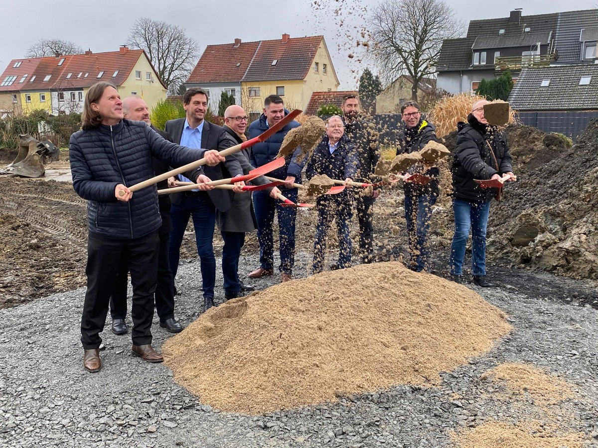 TimoLeukefeld's tweet photo. Spatenstich: In Unna baut die #UKBS zusammen mit #Helma gleich 5 #enttechnisierte #Mehrfamilienhäuser, die sich mit der Energie der Sonne selbst versorgen. Mieter bekommen die 35 Wohnungen für eine #Pauschalmiete inklusive #Energieflat. https://t.co/zKh9QAkWrw