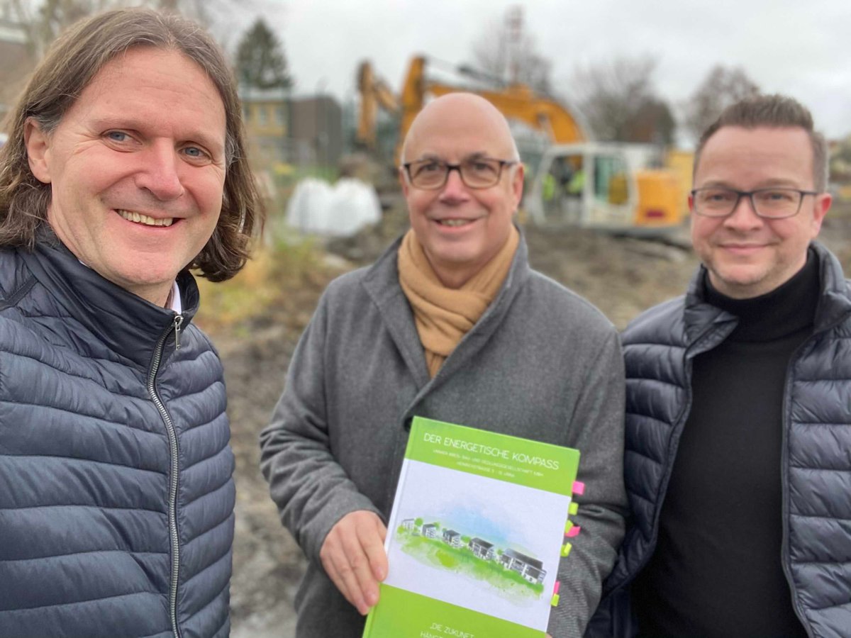 TimoLeukefeld's tweet photo. Spatenstich: In Unna baut die #UKBS zusammen mit #Helma gleich 5 #enttechnisierte #Mehrfamilienhäuser, die sich mit der Energie der Sonne selbst versorgen. Mieter bekommen die 35 Wohnungen für eine #Pauschalmiete inklusive #Energieflat. https://t.co/zKh9QAkWrw