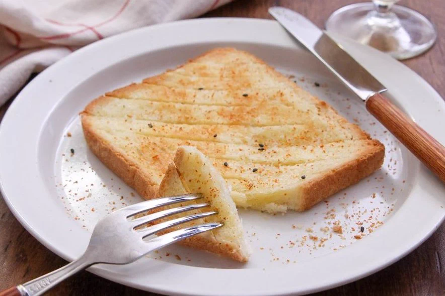 お手軽なのも嬉しい！ペペロンチーノ風の味付けが美味しそうな「トースト」レシピ！