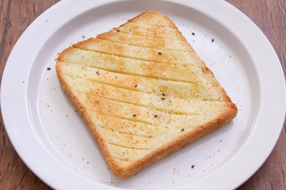 お手軽なのも嬉しい！ペペロンチーノ風の味付けが美味しそうな「トースト」レシピ！