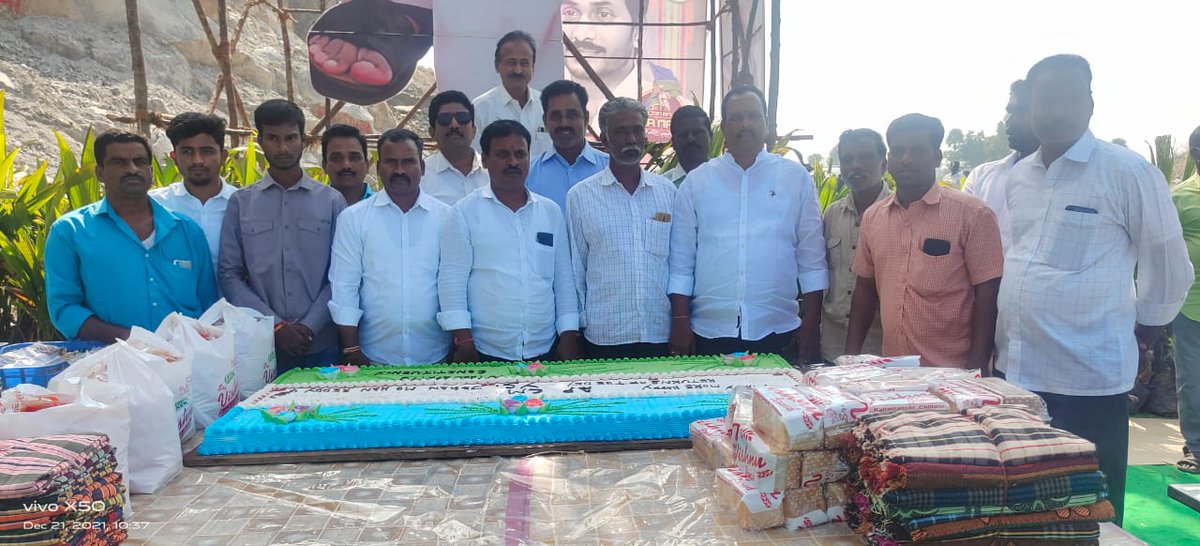 MSBabuOfficial's tweet photo. పూతలపట్టు ఎమ్మెల్యే ఎంఎస్ బాబు గారి అధ్వర్యంలో రాష్ట్ర ముఖ్యమంత్రివర్యులు వైఎస్ జగన్మోహన్ రెడ్డి గారి జన్మదిన వేడుకలను అట్టహాసంగా జరుపుకున్నారు. 
#HBDYSJagan 
#HBDManOfMassesYSJagan 
#YsrcpPuthalapattu https://t.co/StCzebRfn4