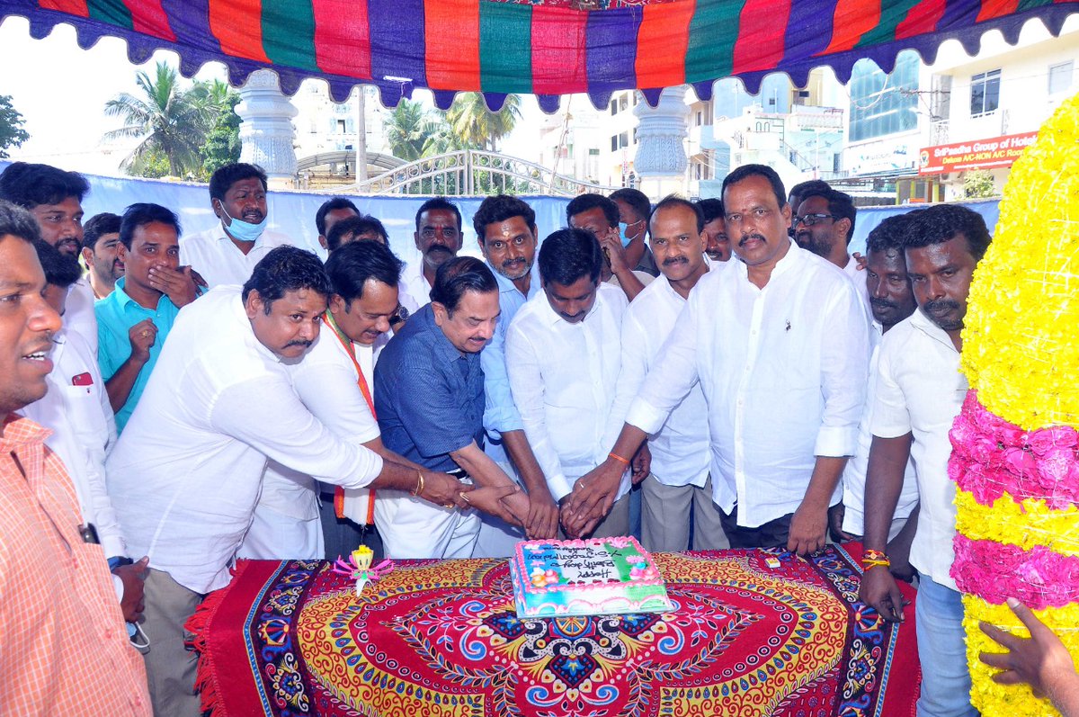 MSBabuOfficial's tweet photo. పూతలపట్టు ఎమ్మెల్యే ఎంఎస్ బాబు గారి అధ్వర్యంలో రాష్ట్ర ముఖ్యమంత్రివర్యులు వైఎస్ జగన్మోహన్ రెడ్డి గారి జన్మదిన వేడుకలను అట్టహాసంగా జరుపుకున్నారు. 
#HBDYSJagan 
#HBDManOfMassesYSJagan 
#YsrcpPuthalapattu https://t.co/StCzebRfn4