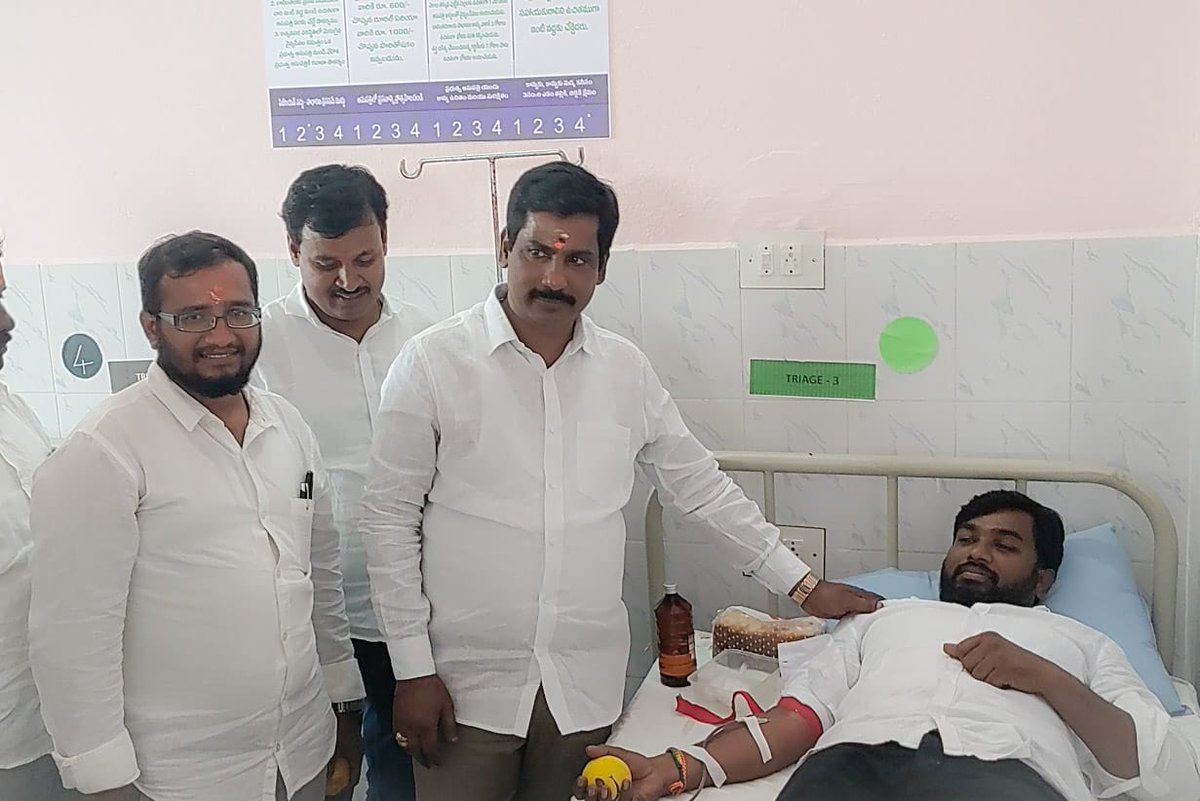 MSBabuOfficial's tweet photo. పూతలపట్టు ఎమ్మెల్యే ఎంఎస్ బాబు గారి అధ్వర్యంలో రాష్ట్ర ముఖ్యమంత్రివర్యులు వైఎస్ జగన్మోహన్ రెడ్డి గారి జన్మదిన వేడుకలను అట్టహాసంగా జరుపుకున్నారు. 
#HBDYSJagan 
#HBDManOfMassesYSJagan 
#YsrcpPuthalapattu https://t.co/StCzebRfn4