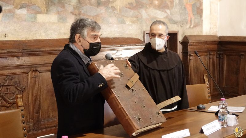 FratiAssisi's tweet photo. 𝟮𝟬 𝗮𝗻𝗻𝗶 𝗱𝗶 𝗱𝗶𝗮𝗰𝗼𝗻𝗶𝗮 𝗮𝗹𝗹𝗮 𝘃𝗲𝗿𝗶𝘁𝗮̀
👉🏻 Anniversario della nuova sede della Biblioteca Porziuncola
➡ leggi su https://t.co/5BInmRXzTc
.
.
#frati #fratiminori #FratiMinoriAssisi #fratiassisi #bilbioteca #bibliotecaporziuncola #porziuncola #libri #cultura https://t.co/HfsXfqAjCn