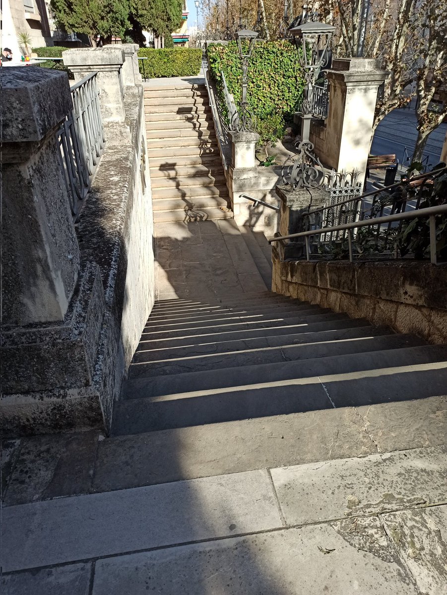 Lsanchezmartin's tweet photo. En las primeras imágenes, vemos la poca accesibilidad para acceder al museo de mi ciudad. 
Por ello, han generado un carril, una rampa y una puerta para la accesibilidad de las personas con movilidad reducida. 
Esto nos debe servir de ejemplo. #diversidaduoc #sharediversitas https://t.co/dxSdKcbjNk