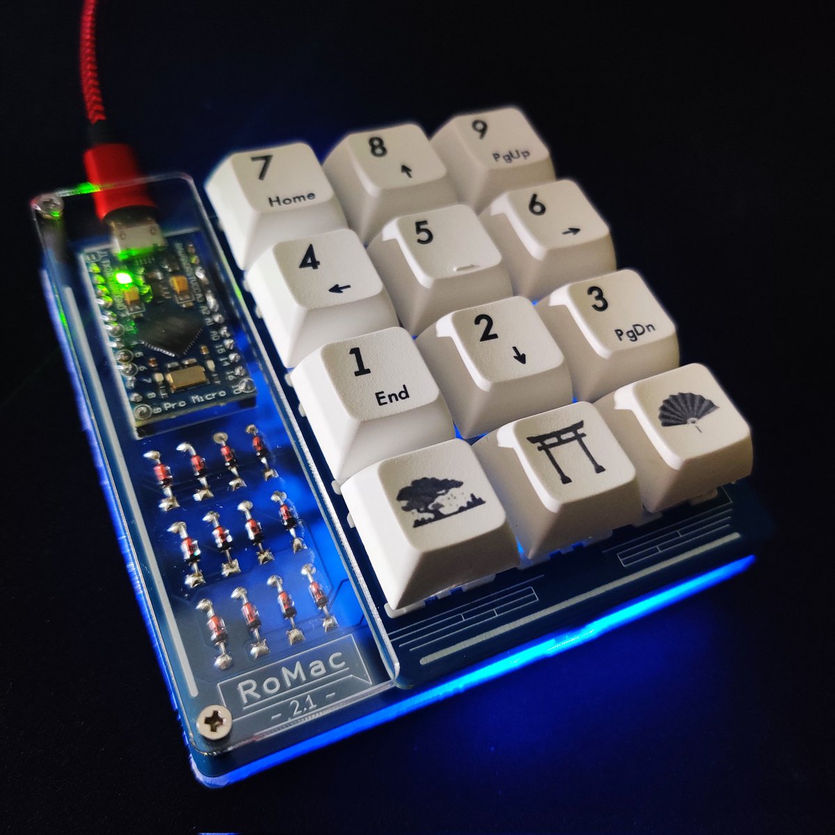 Real_JMGH's tweet photo. Os dejo unas fotillos más del #RoMac que le he montado y modificado a @mladventures_es
Tenéis un pequeño vídeo en este tuit https://t.co/DJQNSLnEHx
---------
#MechanicalKeyboards #Teclados #TecladosMecanicos #Macropad #RGB #Modding #DIY https://t.co/IAdMwCLsuW