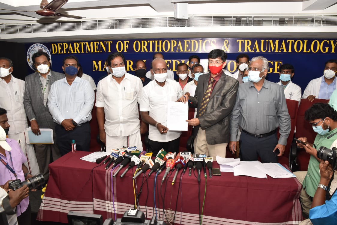 Lalitha_Ranjani's tweet photo. TN Health Minister @Subramanian_ma released the rank list for paramedical course admission (16,108 seats), during his visit to #Madurai
Online counselling to begin tomo (Dec 22)

He also unveiled South TN's 1st bone bank at Govt. Rajaji Hospital

(1/n)

@xpresstn @VinodhArulappan https://t.co/sGJwhvtguf