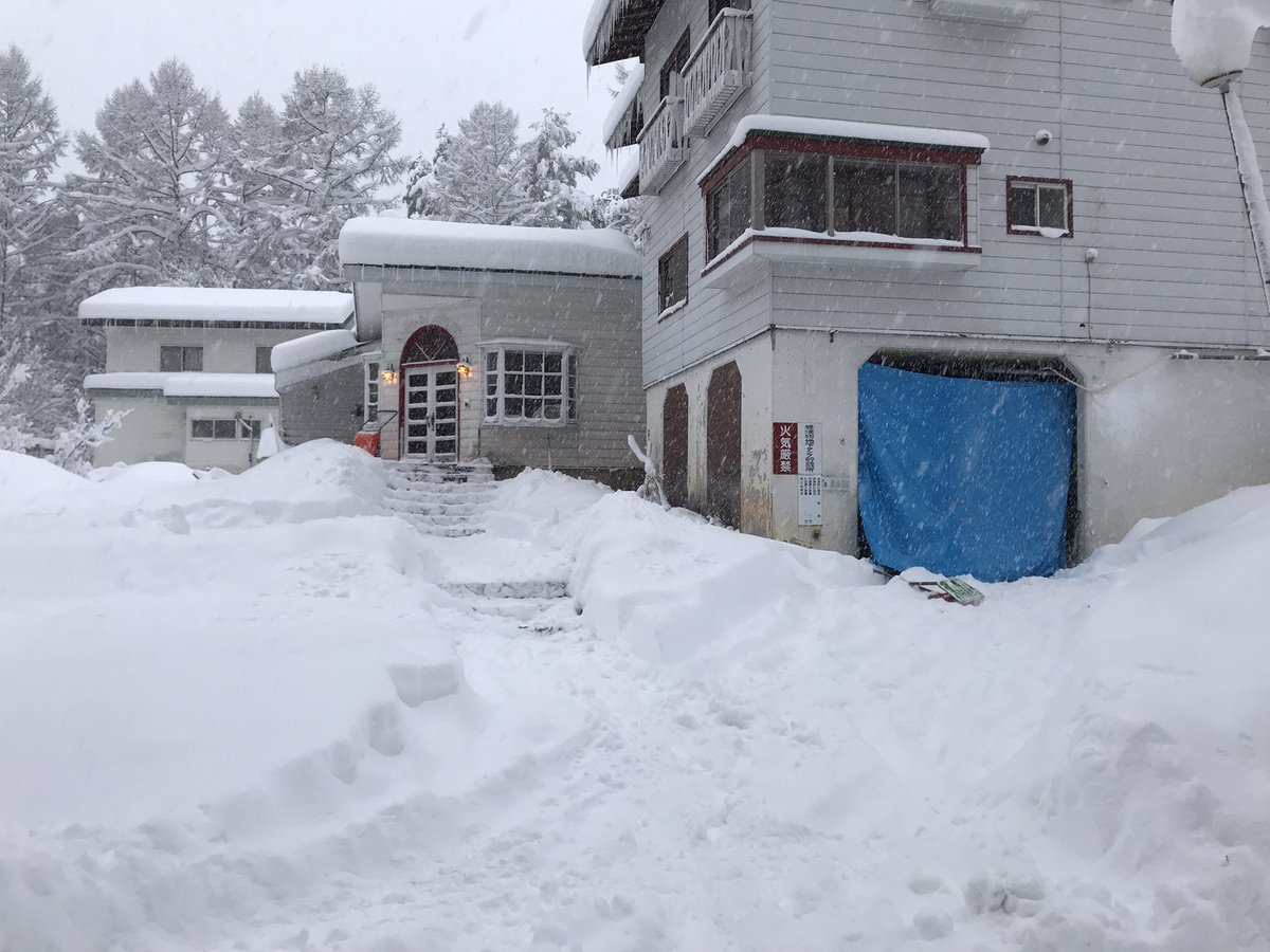 shhakuba's tweet photo. 土曜日からの大雪で一気に積もりましたが半日×2をかけてなんとか除雪⛄️
でもまた今晩から雪が降るみたいですね

HFB前には管理人が作ったジブの練習場が
もう少し手直しが必要ですが近々OPEN 予定です！ https://t.co/X4wD9F9wD0