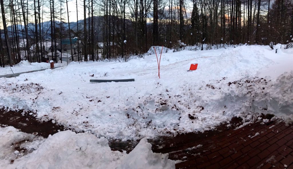 shhakuba's tweet photo. 土曜日からの大雪で一気に積もりましたが半日×2をかけてなんとか除雪⛄️
でもまた今晩から雪が降るみたいですね

HFB前には管理人が作ったジブの練習場が
もう少し手直しが必要ですが近々OPEN 予定です！ https://t.co/X4wD9F9wD0