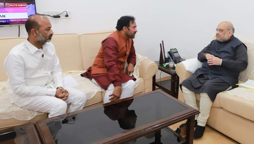 bandisanjay_bjp's tweet photo. Called on Hon'ble Union Home Minister Shri @AmitShah ji along with @BJP4Telangana delegation at New Delhi. 

Hon'ble Home Minister appreciated the efforts of Telangana BJP in the fight against KCR’s autocratic rule &amp; for the formation of real democratic govt. in Telangana. https://t.co/ALDFLiMFTy
