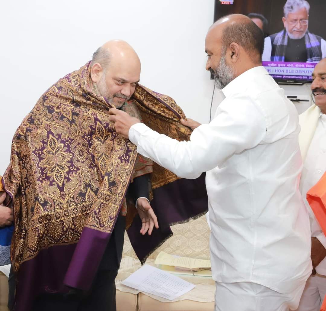 bandisanjay_bjp's tweet photo. Called on Hon'ble Union Home Minister Shri @AmitShah ji along with @BJP4Telangana delegation at New Delhi. 

Hon'ble Home Minister appreciated the efforts of Telangana BJP in the fight against KCR’s autocratic rule &amp; for the formation of real democratic govt. in Telangana. https://t.co/ALDFLiMFTy